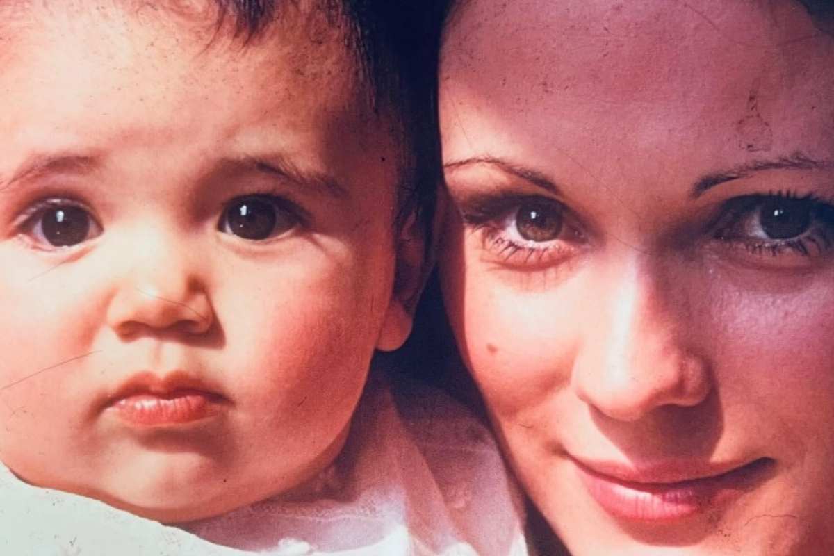 La bimba con la mamma, ecco la sua vera identità