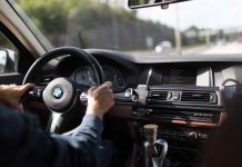 Youtube in auto, ecco cosa dice la legge