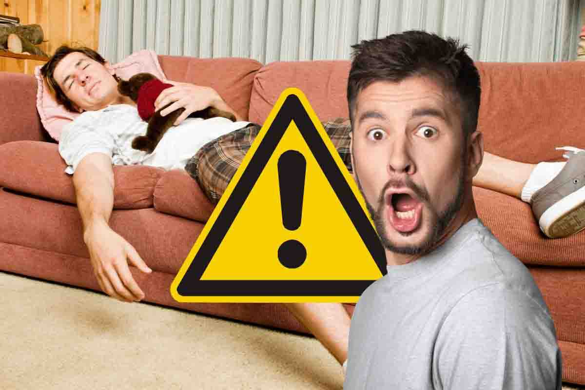 Dormire sul divano: i rischi che corri 