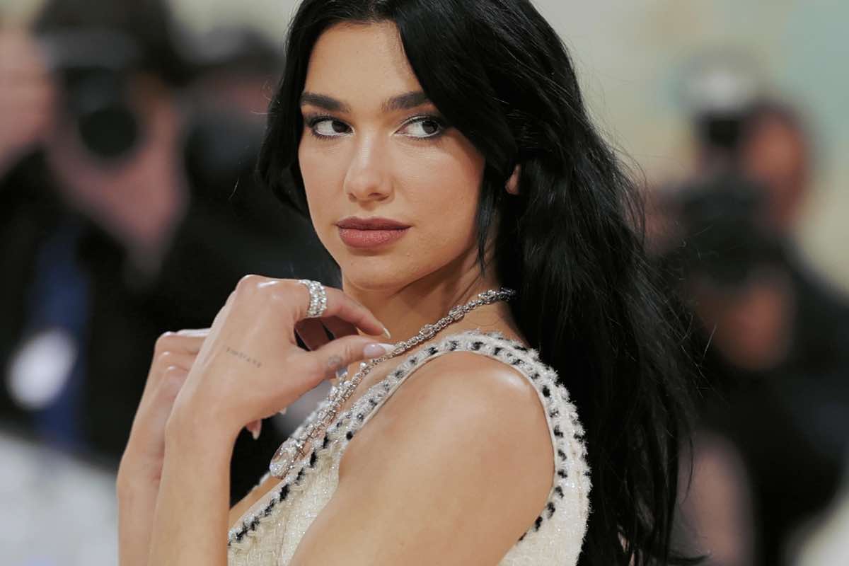 Dua Lipa alla prima di Barbie sfoggia un look da infarto